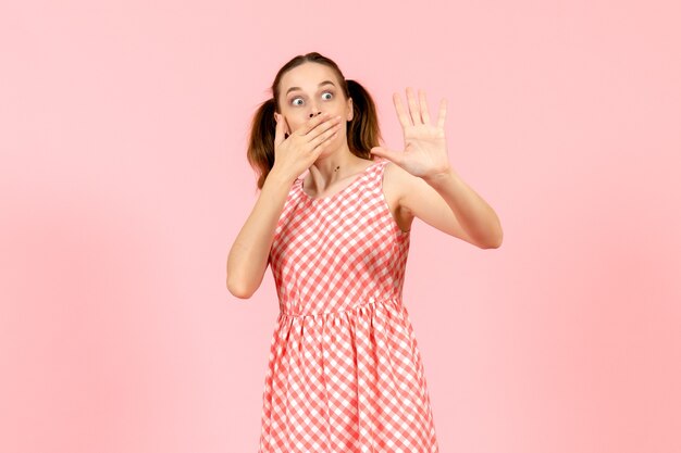 jovem com um lindo vestido rosa com expressão de choque na cor rosa