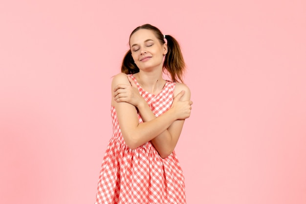 Foto grátis jovem com um lindo vestido rosa com uma expressão encantada em rosa