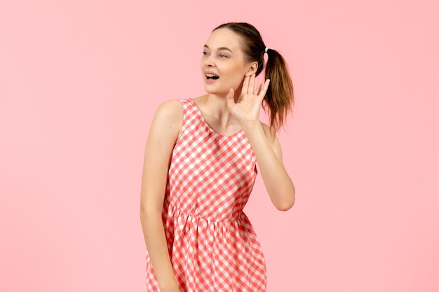 jovem com um lindo vestido rosa ouvindo atentamente no rosa