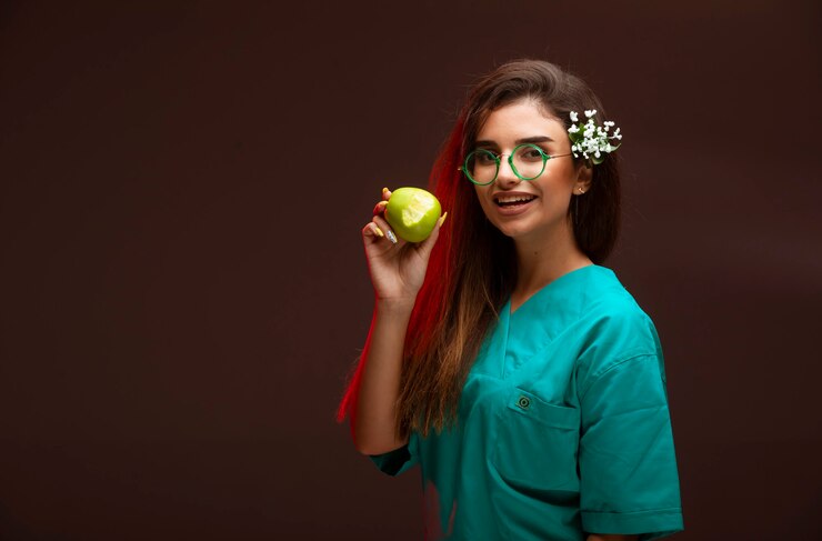 Foto grátis jovem com uma maçã verde na mão.
