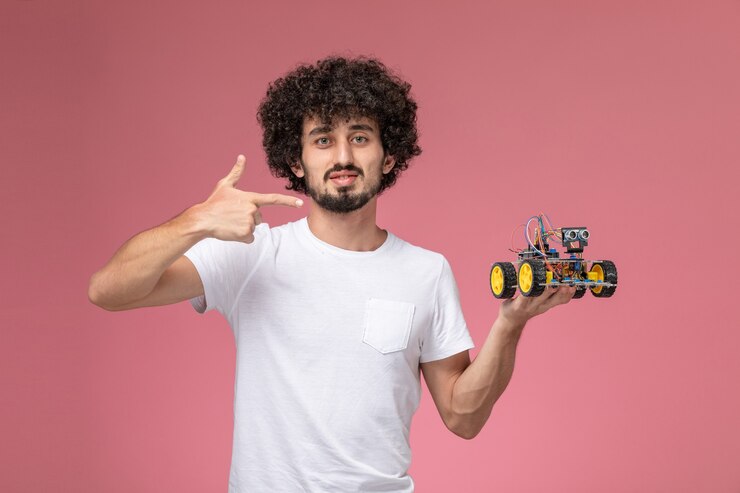 Foto grátis jovem com visão frontal apontando sua inovação eletrônica