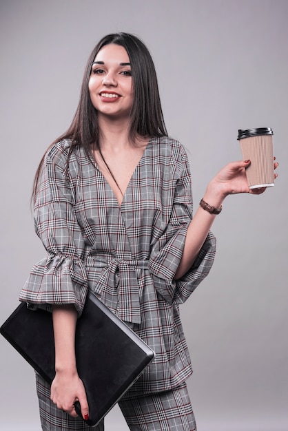 Foto grátis jovem com xícara e laptop