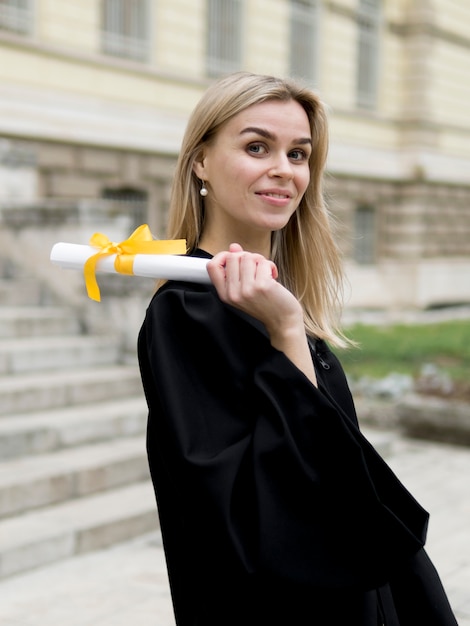 Foto grátis jovem comemorando sua formatura