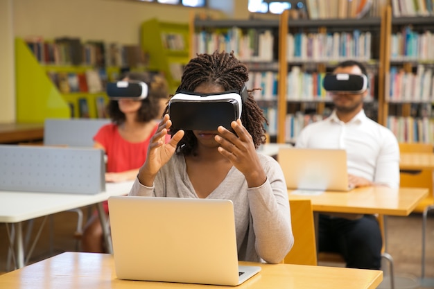 Jovem concentrada com óculos de realidade virtual