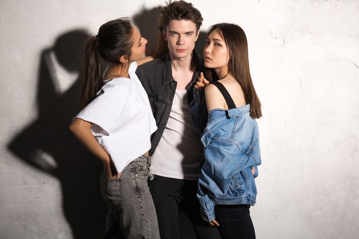 Foto grátis jovem concentrado em pé com os amigos