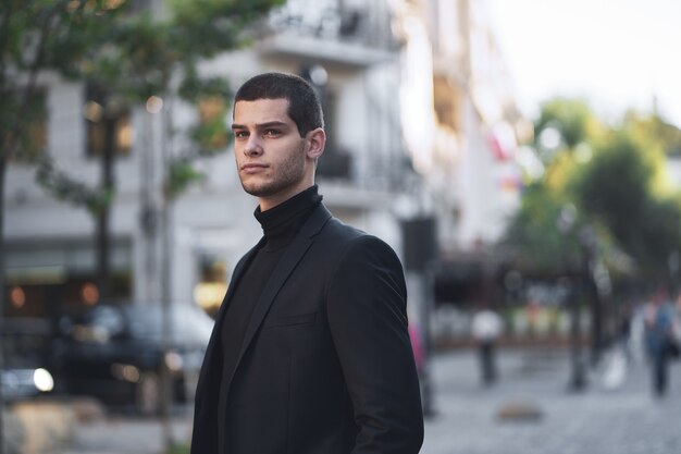 Jovem confiante andando em uma rua da cidade europeia