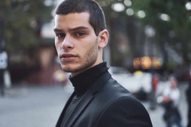 Jovem confiante andando em uma rua da cidade europeia