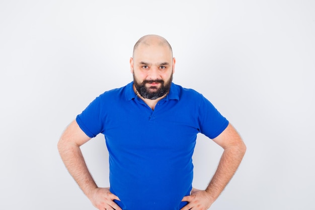 Jovem confiante com camiseta azul