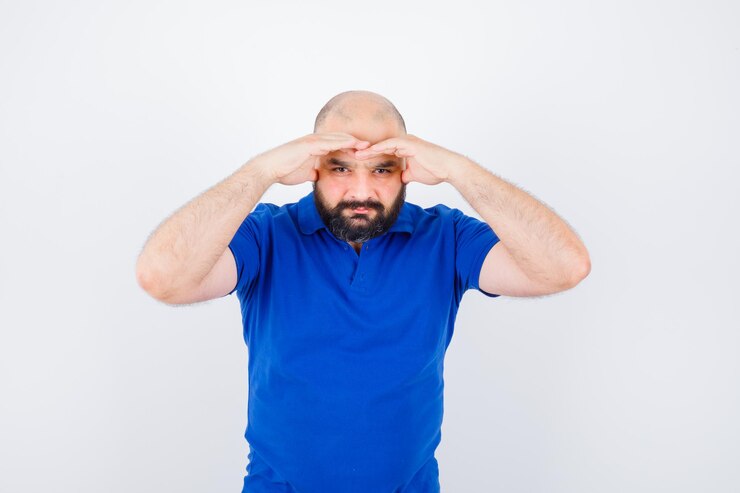 Foto grátis jovem confiante com camiseta azul