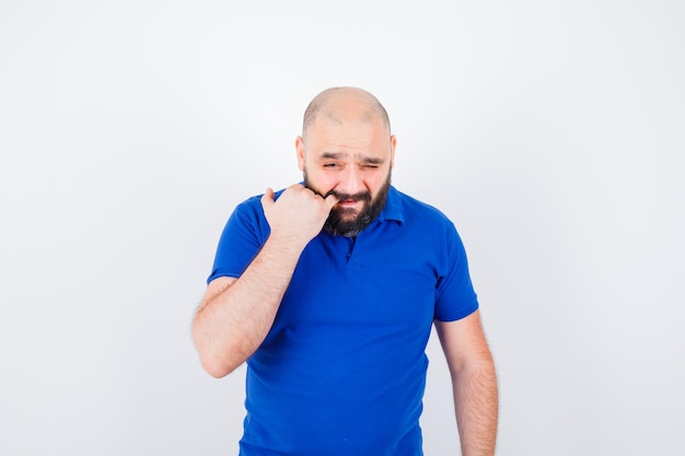 Jovem confiante com camiseta azul