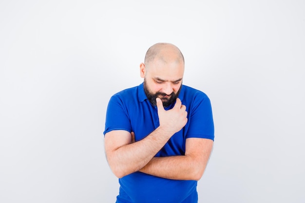 Jovem confiante com camiseta azul