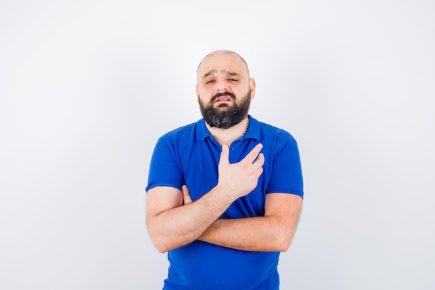 Foto grátis jovem confiante com camiseta azul