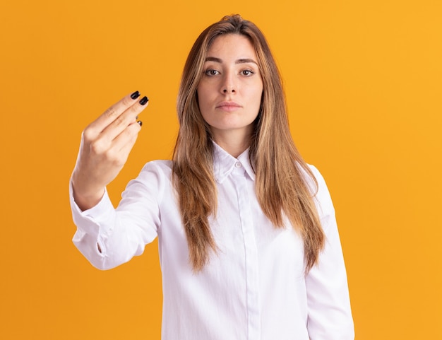 Jovem confiante e bonita caucasiana gesticula dois com os dedos