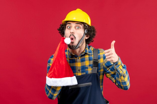 Jovem construtor expressivo posando para as férias de inverno