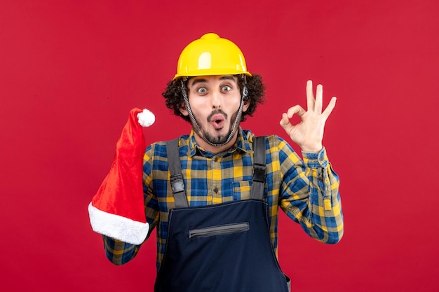 Jovem construtor expressivo posando para as férias de inverno