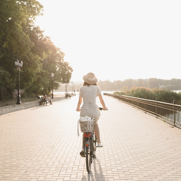 Foto grátis jovem contra o fundo da natureza com bicicleta