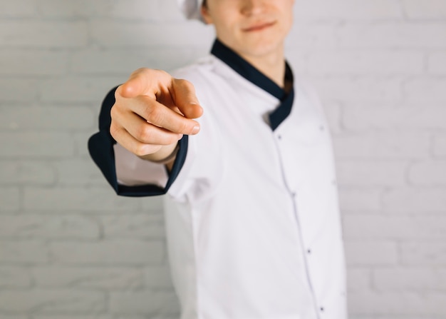 Foto grátis jovem, cozinheiro, apontar dedo, em, visualizador