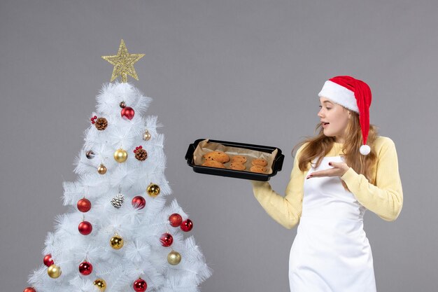 Jovem cozinheiro expressivo posando para as férias de inverno