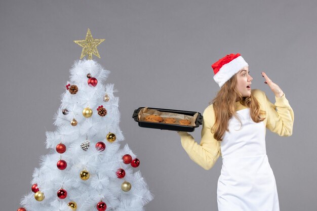 Jovem cozinheiro expressivo posando para as férias de inverno