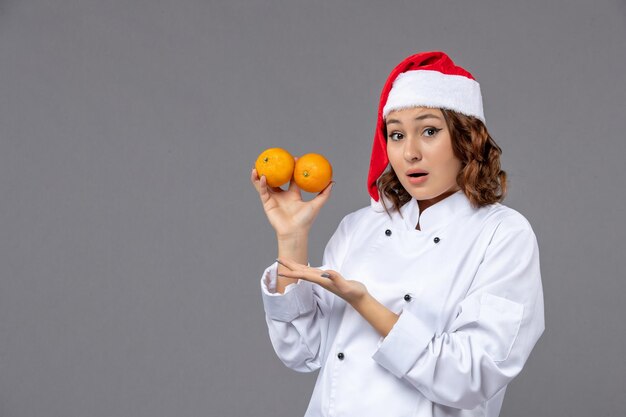 Jovem cozinheiro expressivo posando para as férias de inverno