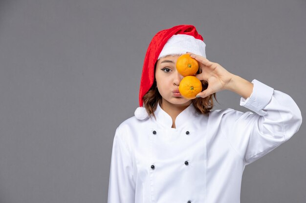 Jovem cozinheiro expressivo posando para as férias de inverno