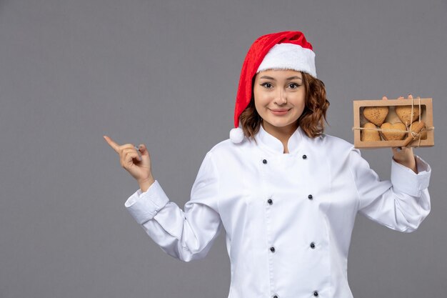 Jovem cozinheiro expressivo posando para as férias de inverno