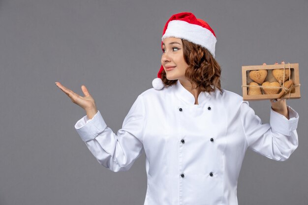 Jovem cozinheiro expressivo posando para as férias de inverno