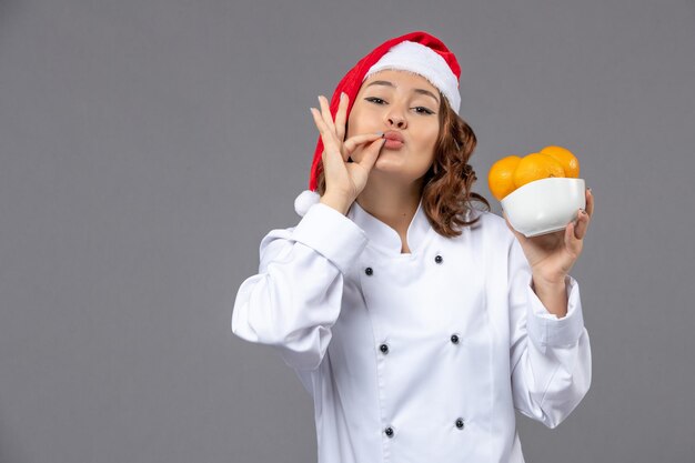 Jovem cozinheiro expressivo posando para as férias de inverno