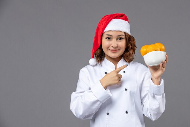 Jovem cozinheiro expressivo posando para as férias de inverno