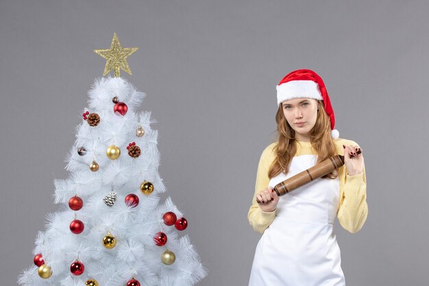 Jovem cozinheiro expressivo posando para as férias de inverno