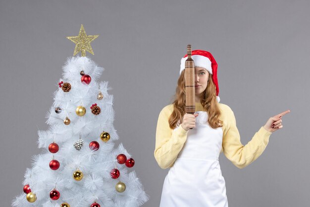 Jovem cozinheiro expressivo posando para as férias de inverno