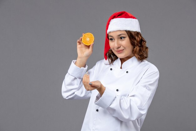 Jovem cozinheiro expressivo posando para as férias de inverno