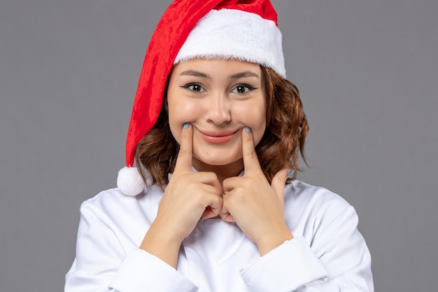 Jovem cozinheiro expressivo posando para as férias de inverno