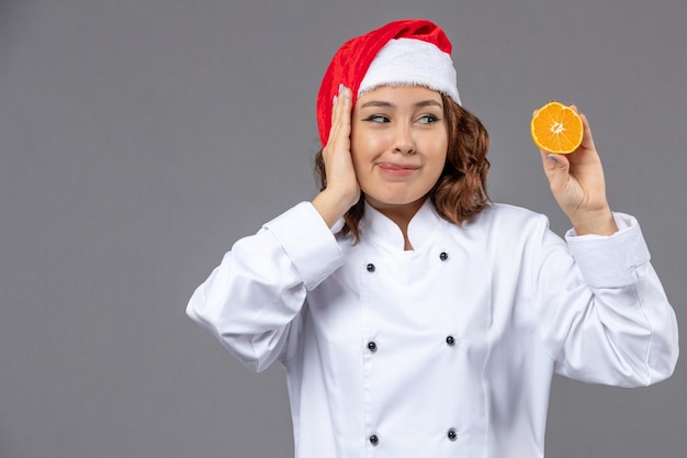 Jovem cozinheiro expressivo posando para as férias de inverno