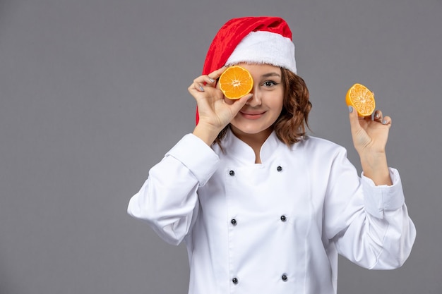 Jovem cozinheiro expressivo posando para as férias de inverno