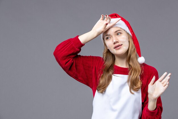 Jovem cozinheiro expressivo posando para as férias de inverno