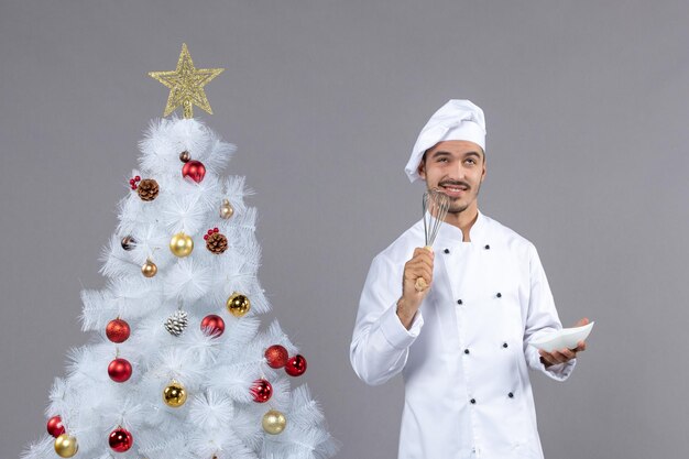 Jovem cozinheiro expressivo posando para as férias de inverno