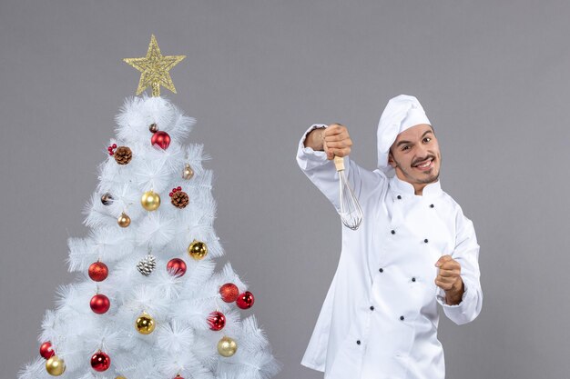 Jovem cozinheiro expressivo posando para as férias de inverno