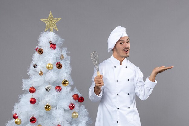 Jovem cozinheiro expressivo posando para as férias de inverno