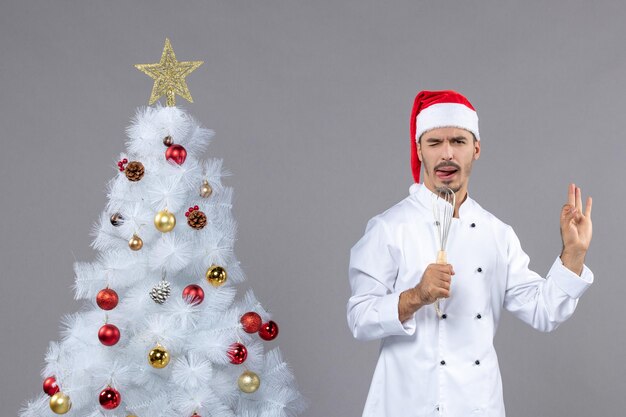 Jovem cozinheiro expressivo posando para as férias de inverno