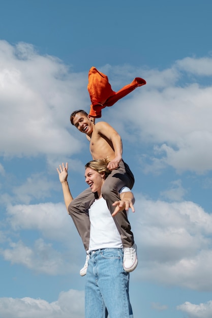 Jovem cuidando de seu amigo masculino em um campo ao ar livre