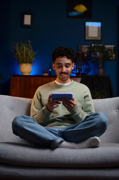 Foto grátis jovem curtindo a noite de cinema