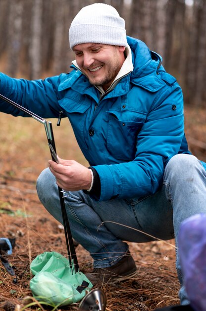 Jovem curtindo seu acampamento de inverno