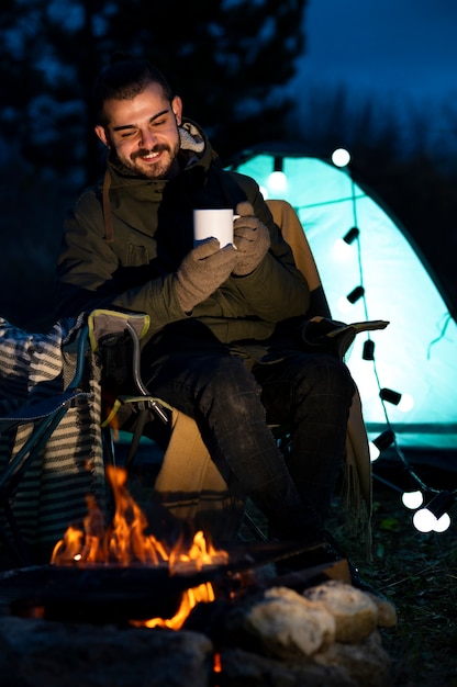 Jovem curtindo seu acampamento de inverno