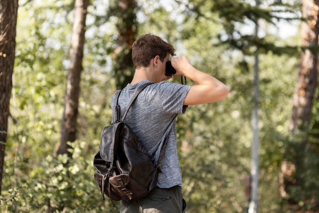 Foto grátis jovem curtindo um passeio na floresta