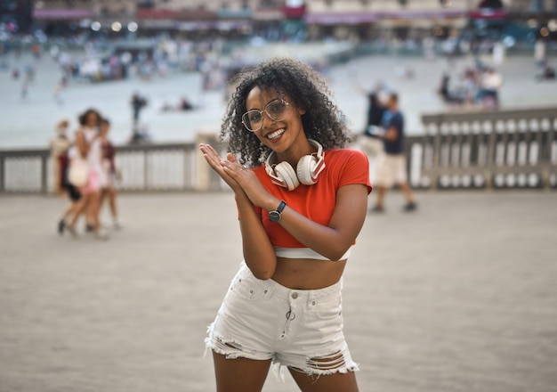 jovem dança na rua