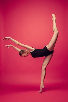 Jovem dançarina adolescente dançando no estúdio vermelho