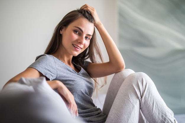 Jovem de beleza com sorriso perfeito branco em casa