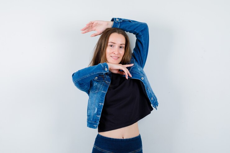 Foto grátis jovem de blusa mostrando gesto de dança tradicional e linda
