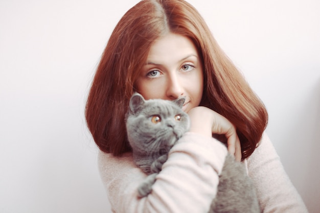 Foto grátis jovem de cabelos compridos que guardara seu gato